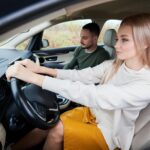 Leçon de conduite avec instructeur dans la voiture pendant la formation